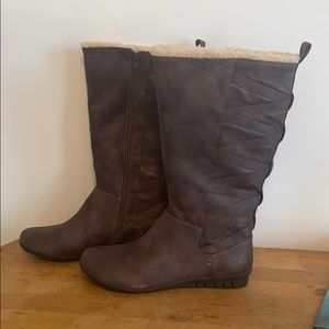 White Mountain brown boots